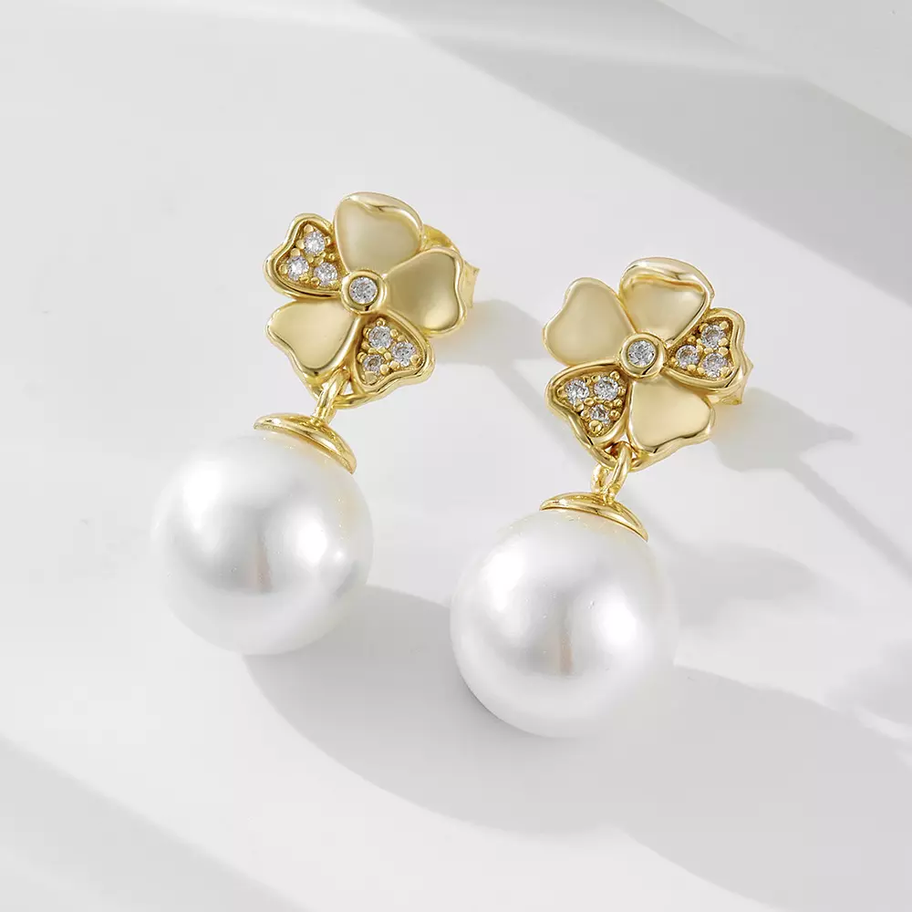 Pearl earrings Silver/Gold with diamond-encrusted five-leaf clover flowers