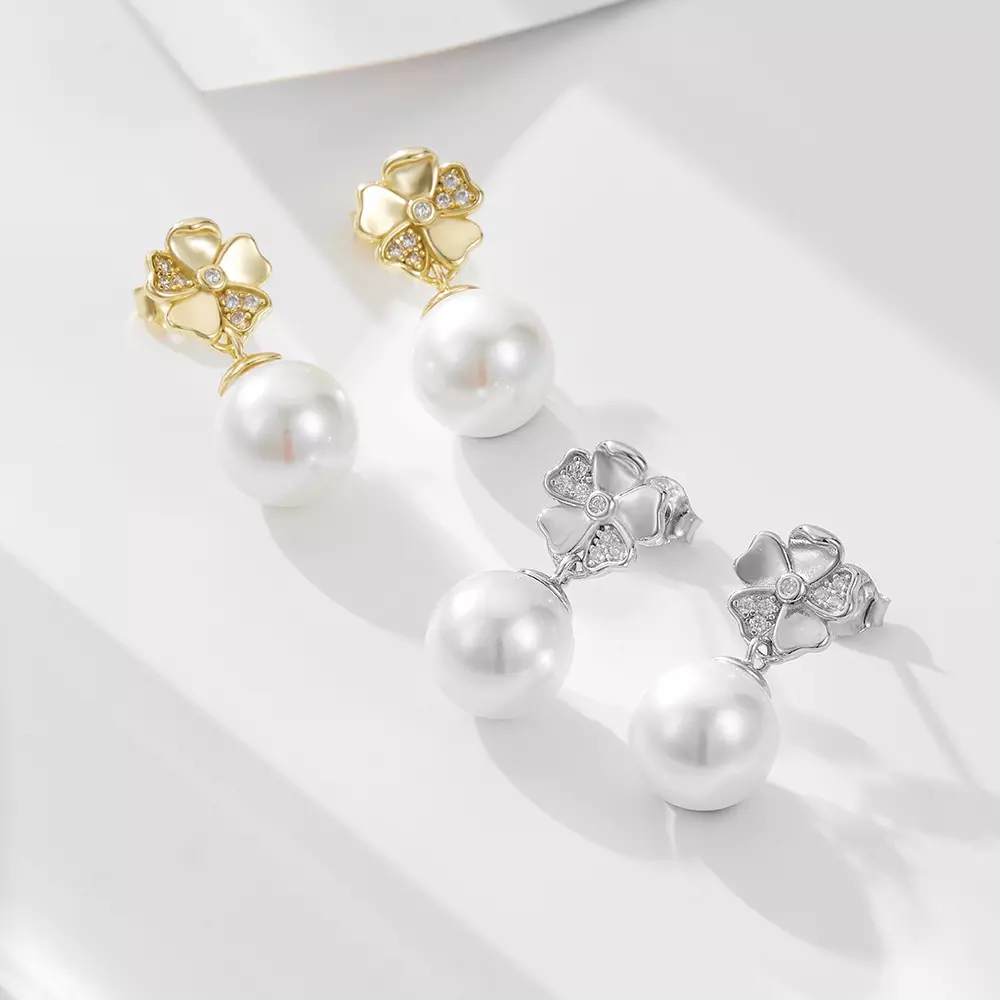 Pearl earrings Silver/Gold with diamond-encrusted five-leaf clover flowers